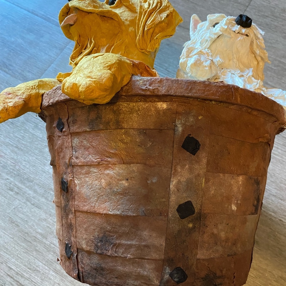 papier-mâché dogs in a papier-mâché basket artist signed. Purchased in a Gallery - Picture 10 of 16